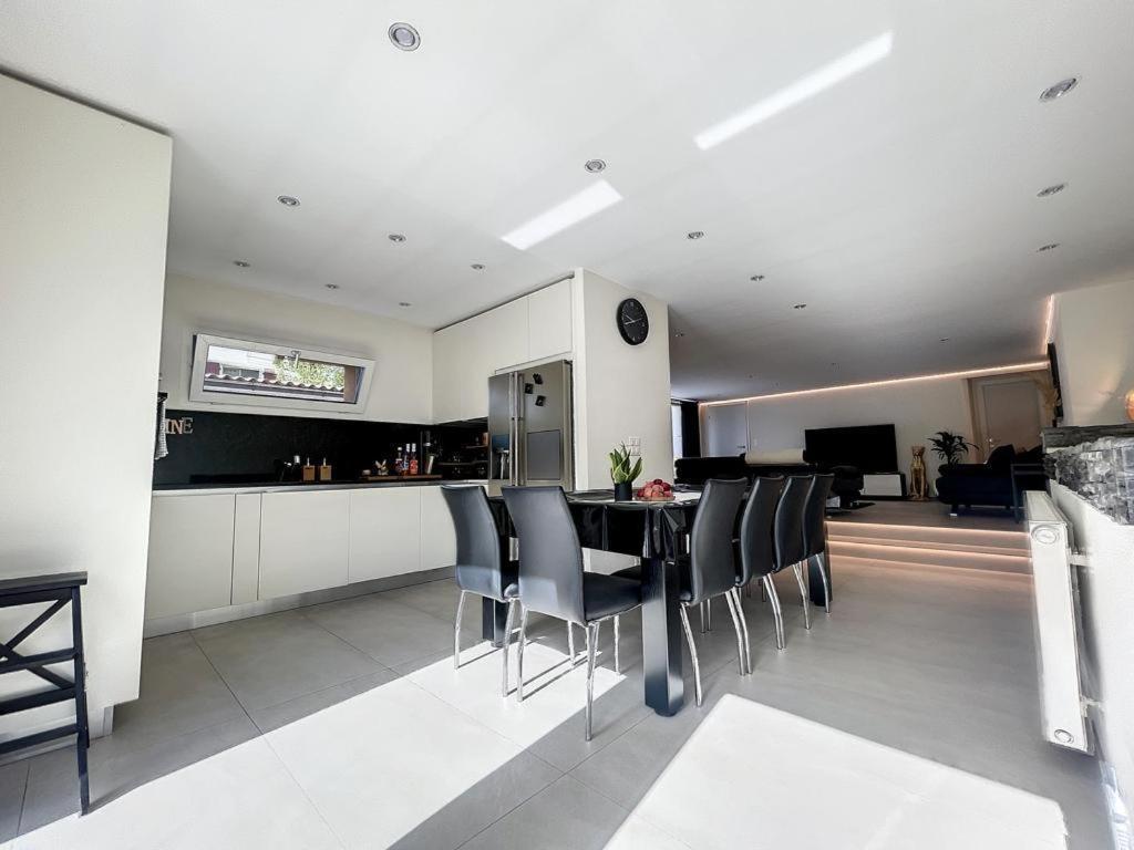 Appartement Moderne Avec Terrasse Et Piscine A Chatel Sur Bex Exterior photo